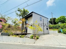 生活施設が充実した吉野エリアで、未入居の清潔感あふれる住宅。動線効率のよい間取りと日当たりの良さで、毎日が気持ちよく暮らせます。