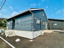 DEMO-01 駐車2台OKの広い敷地で庭遊びや家庭菜園も楽しめる住まい。小中学校や幼稚園が近く子育て安心。スーパーやドラッグストアも徒歩圏で、共働き世帯にも嬉しい生活環境が整った新築3LDKです。