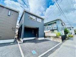 耐震等級3、断熱等級5（ZEH水準）の住宅性能評価取得済。対面キッチン・浴室乾燥・食洗機など、暮らしやすさを追求した設計が魅力です。