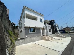 EV対応・オール電化、省エネ基準適合、住宅性能評価取得済。ウォークインクローゼット 納戸設計で収納も◎。通勤・買い物に便利なバス停徒歩2分。無駄を省いた効率と快適を両立する4LDK住宅です。