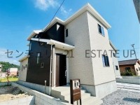 全室2面採光の明るい住まい。西側8.8m道路で駐車もスムーズ、オール電化＆IH・浴室乾燥機で家事ラク。中学校徒歩6分・郵便局徒歩4分で、毎日の用事も近場で完結。