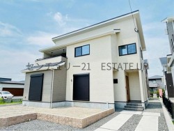 約60坪の整形地＆駐車2台可の4LDK設計。ZEH水準・耐震等級3相当・住宅性能評価取得済で安心。バス停徒歩2分、駅も利用可、子育て環境に適した新築住宅です。