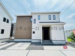 63坪の整形地に駐車2台可の4LDK。和室付で様々に使える空間設計。ZEH水準省エネ＋耐震等級相当＋住宅性能評価済で“安心”を備えた、新築住宅。大隈小・隼人中学区の子育て世帯に最適です。