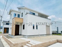 バス停徒歩2分、車移動も快適な立地。ZEH水準・耐震設計、オール電化対応で光熱費にも安心。収納豊富な間取りと駐車3台対応により、共働き世帯の暮らしを効率的に支える高性能住宅です。