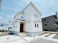バス停徒歩2分、車通勤も便利な立地。ZEH水準の省エネ、耐震性能を備え、オール電化・収納充実で家事効率◎。駐車3台対応＆広めの敷地で、共働き世帯の暮らし方を支える快適設計の2,490万円新築住宅です。