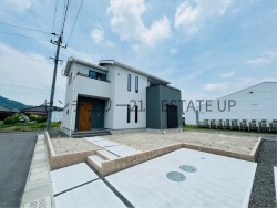 ゆとりある土地217平米（約66坪）の整形区画。大型4LDKで和室も完備。対面キッチンやバリアフリー設計もあり、お子様と安心して過ごせる空間です。学校・スーパー近く、暮らしやすさ◎