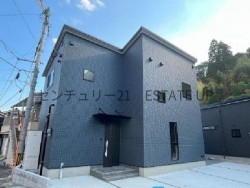 バス停徒歩8分、鹿児島中央駅へ直通バスありで通勤便利。EV充電対応・省エネ給湯器・オール電化仕様、食洗機やSIC付きで時短＆効率化に配慮。収納豊富な室内で快適に暮らせます。