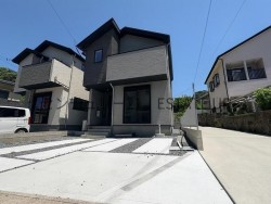 DEMO-01 鹿児島駅・市電駅徒歩圏で通勤利便。ZEH水準省エネと設計住宅性能評価取得で安心設計。IH・食洗機・浴室乾燥・スマートホーム対応可。21帖LDK＋収納たっぷりで働く世帯にも暮らし効率◎です。