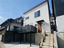 リビングにキッチン、階段があり家族団らんな3LDK武のモデルハウスです♪リビング外に広々としたベランダがありBBQやお子様の遊びに最適♪収納も充実しており鹿児島中央駅まで徒歩11分の好立地です♪