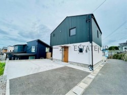 DEMO-01 約140坪の広大な敷地で庭遊びやBBQも楽しめる4LDK住宅。耐震・制震構造＋住宅性能評価取得済で地震に強く家族が安心。駅徒歩6分の好立地で子育ての毎日も楽々快適。
