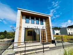 家族が巣立った後の快適二人暮らし。広々170平米の敷地で庭DIYも叶う2LDK。バス停徒歩2分&駐車場完備で利便性◎、ほどよいサイズで暮らしやすさを追求した住空間です。