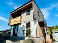 学校・公園近くで通学安心。広々95平米の3LDK、収納たっぷりで居室もすっきり。駐車2台可、家族との時間もゆとりある快適住まいです。