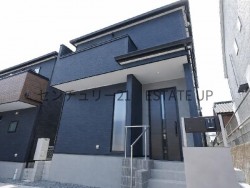 日当たり良好。全居室フローリング＆収納付きで、家族の暮らしをしっかり支えます。車2台分の駐車スペース付き。