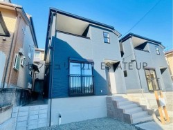 家族のプライベート空間をしっかり確保できる設計。駐車やお庭も十分なスペースで快適な暮らしが実現します。小・中学校が徒歩圏内にあり子育てにも安心の住環境です。
