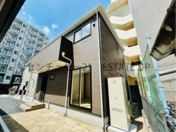駅徒歩3分、公園・小学校がすぐ目の前。充実の収納＆家時間快適動線設計、耐震・制震構造を採用し、子育て家族が安心して暮らせる新築住宅。駐車2台可＆すぐ引き渡しOK！