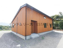 庭遊びやガーデニングが叶う106坪敷地。対面式キッチン・浴室乾燥・全室収納など家事負担を軽減する設備充実。子育てや共働きにも最適な設計です。