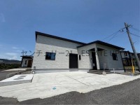 家事中も会話が弾む対面式キッチン、広々LDK20帖&全室収納。庭や駐車2台も嬉しい、子育て&共働きに寄り添う設計です。