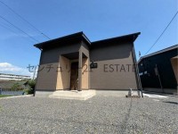 平屋＋広い庭、駐車スペース有。複層ガラスやオール電化設計で低メンテ・快適なシニアライフ。収納たっぷりで家事ラクな平屋暮らしです。