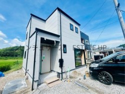 DEMO-01 広々109坪の敷地は庭やガーデニングにも最適。吹抜け設計のリビングと日当たりの良い庭空間で、のびのび暮らせる邸宅です。家族の快適動線を考慮した間取り設計と和室併設の4LDK。