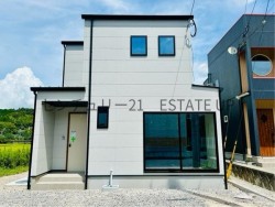 広々109坪の敷地は庭やガーデニングにも最適。吹抜け設計のリビングと日当たりの良い庭空間で、のびのび暮らせる邸宅です。家族の快適動線を考慮した間取り設計と和室併設の4LDK。