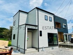 広々109坪の敷地は庭やガーデニングにも最適。吹抜け設計のリビングと日当たりの良い庭空間で、のびのび暮らせる邸宅です。家族の快適動線を考慮した間取り設計と和室併設の4LDK。