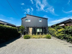 DEMO-01 20帖超のリビング、家族が自然と集まる開放感。土地は約55坪で庭付き角地の家なのでガーデニングや家庭菜園が楽しめ、駐車も3台対応のゆとりある設計です。
