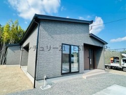 ゆとりの4LDK＆角地ならではの明るさでのびのびとした暮らしができます。収納充実しておりお庭や駐車スペースもゆったり確保され、家庭菜園やBBQも楽しめます。