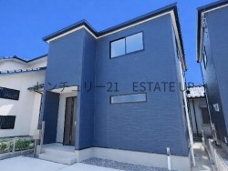 学校近くで教育環境が整い、徒歩圏にスーパーやコンビニも揃う安心の立地。南向きリビングや対面キッチンで家族の時間を大切にできる快適な住まい。駐車2台可・暮らしやすい設計。