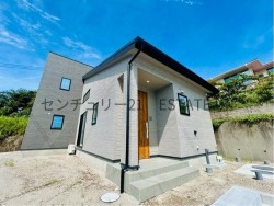 高台の閑静な住宅地に誕生する3LDK新築。オール電化・IH・浴室乾燥機など充実設備に加え、収納豊富＆駐車2台可。明るく開放的な南向きリビングで家族の時間を楽しめます。
