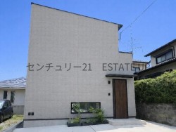 DEMO-01 シックでおしゃれな新築３LDK。周辺環境も充実しており、タイヨーやコンビニをはじめ、保育園・小学校・郵便局まで徒歩圏内。子育て世代にも安心の立地です。