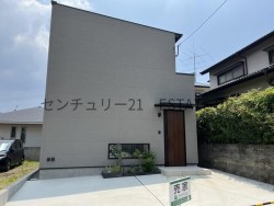 シックでおしゃれな新築３LDK。周辺環境も充実しており、タイヨーやコンビニをはじめ、保育園・小学校・郵便局まで徒歩圏内。子育て世代にも安心の立地です。