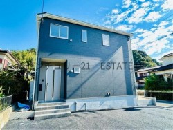 全室2面採光で明るく、家族が集うリビングは15帖超。システムキッチンや浴室乾燥機、IHクッキングヒーターなど快適設備が標準仕様。バス停徒歩1分の好立地で、通勤通学にも便利です。