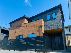 広い敷地と充実収納が魅力の4LDK!駐車3台以上可で来客や将来の車増加にも対応。駅徒歩圏の好立地で快適な新生活を実現。