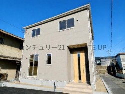 17帖超の広々LDKと各居室収納でファミリーに快適。東南角地の明るさとオール電化の安心、省エネ性能も兼ね備えた住まいで、子育て世代にぴったりの新築です。