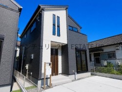 西伊敷エリアに誕生する南向き3LDKの新築邸宅。全室フローリングで明るく快適、都市ガス仕様の省エネ住宅。収納充実＆家事ラク動線の設計で、子育て支援制度の対象にもなる安心・快適な住まいです。