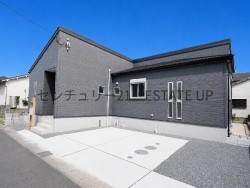 南向き×収納充実×省エネ設計!LDK15帖以上の明るいリビングに人気のカウンターキッチン。帖佐駅徒歩18分の利便性と、ゆとりある敷地が魅力の子育て応援住宅。快適さと安心を兼ね備えた全3棟の新築4LDK