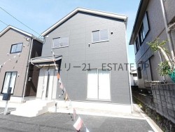 南向き×高台のオール電化住宅。省エネ性能★★★★で光熱費も節約。LDK15帖以上の明るいリビングと、リビング階段・充実収納の家族想いの設計。錦江台の閑静な街並みに佇む、心地よい3LDK新築邸宅です。