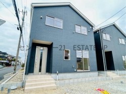 南向き×オール電化の省エネ住宅！駐車3台OKで暮らしやすさ◎。LDK15帖以上の明るい空間に各室収納を完備。静かな坂之上の住宅街で、家族みんなが心地よく暮らせる新築3LDK・4LDK邸宅です。