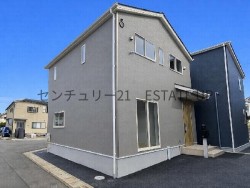 都市ガス採用で光熱費にやさしい家計思いの新築3LDK！LDK15帖以上＆収納充実でファミリーに最適。バス停徒歩4分×中央駅方面もアクセス便利な“ちょうどいい暮らし”。