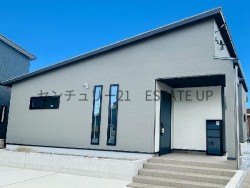 乾太くん+エコワン搭載の省エネ住宅。ウッドデッキのある中庭やSIC・本棚付きの収納設計など、家事ラクと快適さを両立。駐車4台OK、小中近くのゆとりある新築平屋。