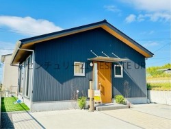 太陽光発電+全館空調+高断熱設計のスマート平屋。大容量小屋裏収納やウッドデッキ付きで、心地よく暮らせる2LDK。省エネと快適性を両立した、コンパクトでも上質な住宅♪