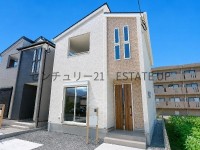南東向きで陽当たり良好の広々リビング。全室フローリングの快適仕様に、パントリー・各室収納・バルコニー付き。長期優良住宅で安心して住める4LDKが魅力の本名町の住まい♪