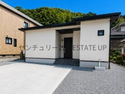 敷地95坪超のゆとりある新築平屋4LDK。駐車4台可で家族も来客も安心！将来まで住みやすい平屋暮らしが叶います♪