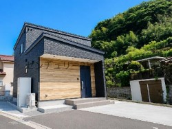 駅徒歩圏×駐車4台可の広々敷地に建つ新築2階建4LDK。生活と寝室を分けやすい間取りで家族が快適に暮らせます。通勤・通学にも便利な春山町の新築住宅♪