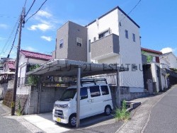 DEMO-01 角地に建つ築浅3LDK。駐車2台可、バス停徒歩2分の快適アクセスで、毎日の暮らしがもっと軽やかに。