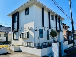 DEMO-01 2024年に外壁・屋根塗装、水回りもリフォーム済。公園が目の前の4LDK、広い庭と並列2台駐車可。小中学校も近く、子育て世帯に安心の住環境です。