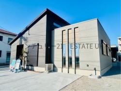 DEMO-01 平屋4LDK。勾配天井の20帖LDKに和室付き、収納も充実。小学校・駅・商業施設も近い子育て向け新築住宅です。