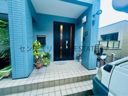 DEMO-01 市役所前電停徒歩550ｍ。城山町の高台に佇むRC造5LDK住宅。吹抜のある明るいリビングと134平米超のゆとりある間取り。駐車3台可で、中心市街地へのアクセスも良好です。