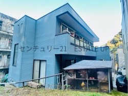 DEMO-01 市役所前電停徒歩550ｍ。城山町の高台に佇むRC造5LDK住宅。吹抜のある明るいリビングと134平米超のゆとりある間取り。駐車3台可で、中心市街地へのアクセスも良好です。