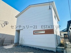 DEMO-01 吹抜けのある明るく開放的なLDKで、家族が自然と集まる心地よい住空間です。駐車3台以上対応と設備がしっかり整っています。現在空家で即引渡し可能。内覧後すぐに新生活をスタートできるのも大きな魅力♪